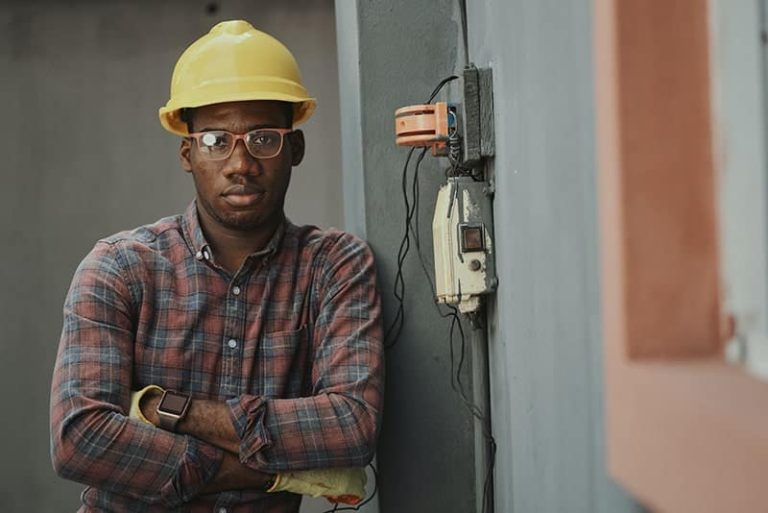 Un artisan RGE, près d'une installation électrique